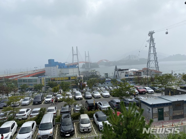 경남 사천바다케이블카 주차장이 여름휴가철을 맞아 만차다.