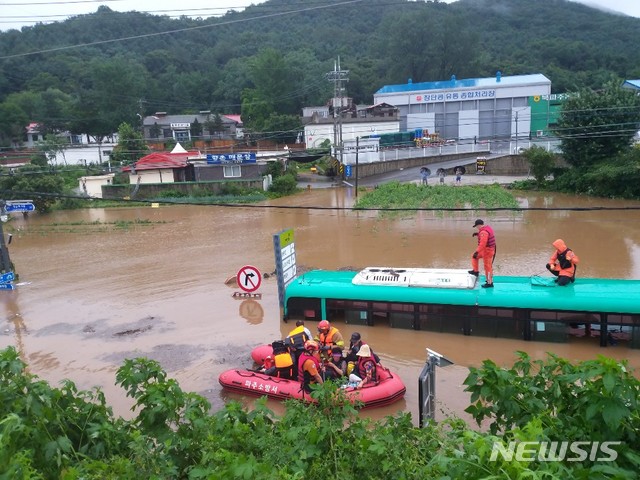 소방대원들이 침수된 버스에서 승객들을 구조하고 있다. (사진=파주소방서 제공)