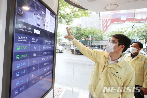 [서울=뉴시스] 정원오 서울 성동구청장이 스마트쉼터를 둘러보고 있다. (사진=성동구 제공) 2020.08.06. photo@newsis.com 