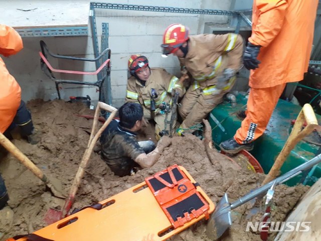 [수원=뉴시스] 6일 오전 9시께 용인시 처인구 한 골프장에서 발생한 산사태로 매몰된 골프장 직원 2명이 구조됐다. 사진은 당시 구조 현장. 