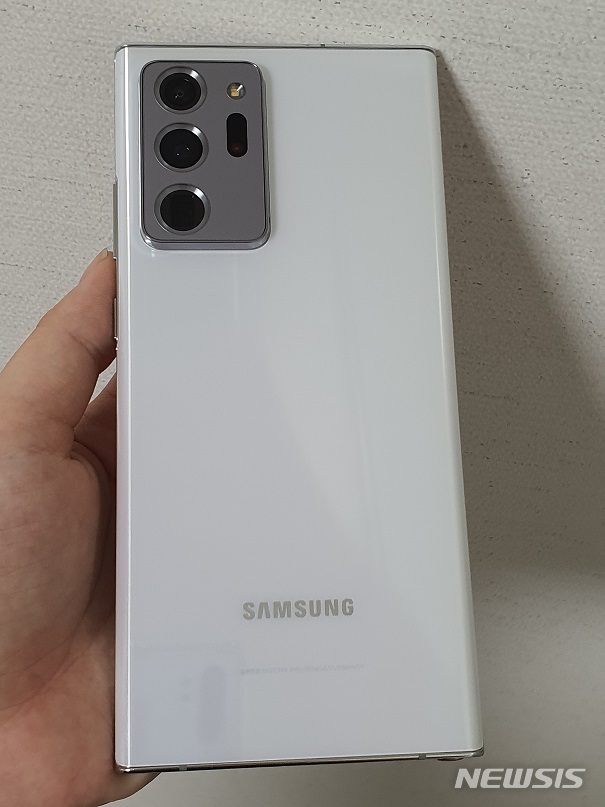 [서울=뉴시스]삼성 '갤럭시노트20 울트라' 뒷면. 2020.08.06.(사진=고은결)