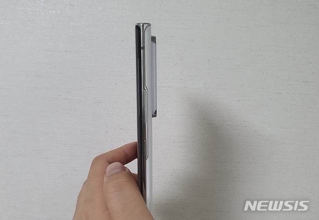 [서울=뉴시스] 갤럭시노트20 울트라의 측면 모습. 튀어나온 카메라가 눈에 띈다. 2020.08.06.(사진=고은결) 