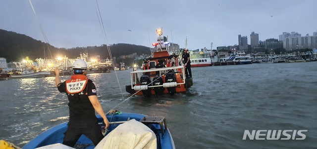 [홍성=뉴시스]유효상 기자 = 충남 보령해양경찰서 구조대 요원들이 6일 대천항에서 줄이 풀려 바다에 표류 중인 어선을 안전 조치하고 있다. (사진=보령해경) 2020.08.06 photo@newsis.com