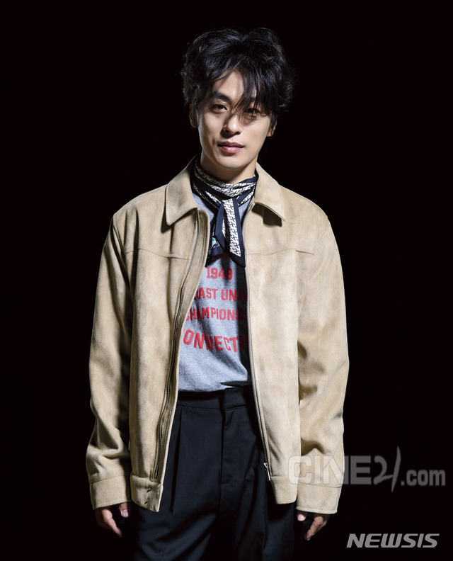 [서울=뉴시스] 배우 구교환이 '씨네21'를 통해 화보와 인터뷰를 공개했다. (사진 = '씨네21'제공) photo@newsis.com