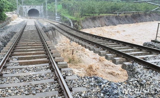2020년 8월 수해로 유실된 충북선철도.(사진=뉴시스DB)