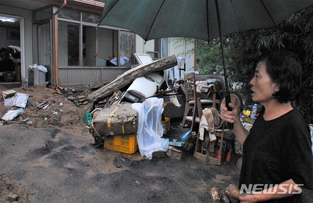 [충주=뉴시스]이병찬 기자 = 충북 충주시 엄정면 괴동리의 박정순(63)씨가 6일 침수된 가재 도구를 보녀 한숨을 짓고 있다.2020.08.06.bclee@newsis.com