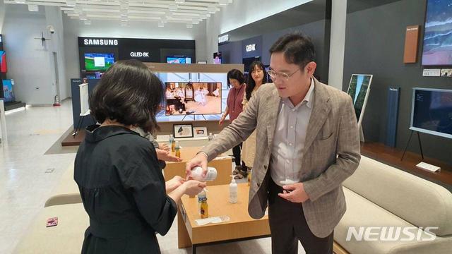 [서울=뉴시스] 이재용 삼성전자 부회장은 6일 삼성전자 수원사업장을 찾아 육아를 병행하고 있는 여성 임직원들과 간담회를 가졌다. 2020.08.06. (사진=삼성전자 제공)