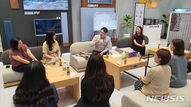 [서울=뉴시스] 이재용 삼성전자 부회장은 6일 삼성전자 수원사업장을 찾아 육아를 병행하고 있는 여성 임직원들과 간담회를 가졌다. 2020.08.06. (사진=삼성전자 제공)