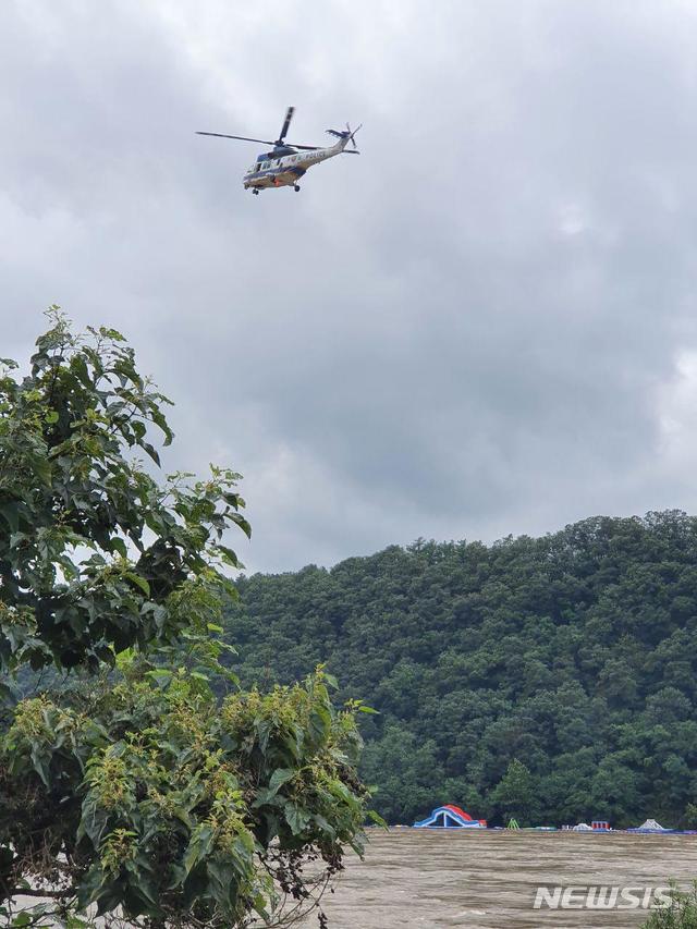 [가평=뉴시스]장경일 인턴기자 = 경찰 헬기가 6일 오후 경기 가평군 가평읍 상공에서 춘천 의암댐 실종사고 실종자를 수색하고 있다. 2020.08.06.jgi1988@newsis.com