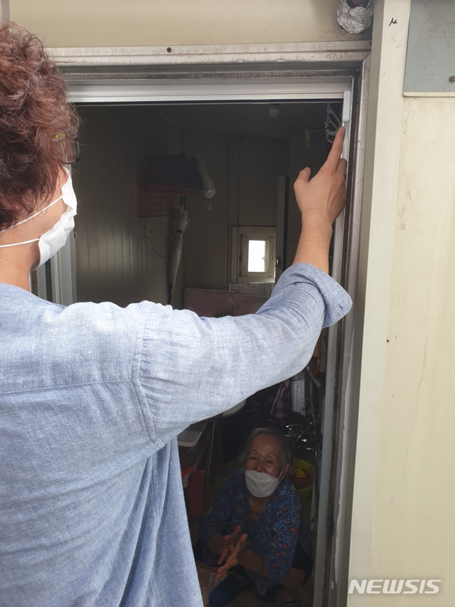 [서울=뉴시스] 서울 동작구 노량진1동에서 독거어르신을 대상으로 출입문에 사물인터넷(IoT) 기능을 탑재한 센서를 설치하는 모습. (사진=서울 동작구 제공) 2020.08.06. photo@newsis.com 