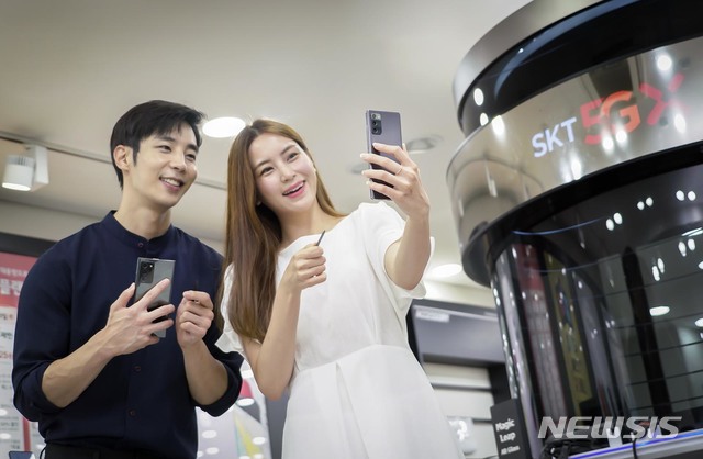 [서울=뉴시스]6일 SK텔레콤 홍보모델들이 서울 을지로에 위치한 T월드 매장에서 갤럭시 노트20 5G를 선보이고 있다. SK텔레콤은 오는 9월 15일 엑스박스 클라우드 게임 출시를 앞두고 노트20 예약·개통 고객에게 컨트롤러, 부가 서비스, 게임 이벤트 등 다양한 게임 혜택을 제공한다. (사진=SK텔레콤 제공) 2020.08.06.&nbsp; photo@newsis.com