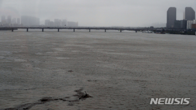 [서울=뉴시스] 이종철 기자 = 한강 상류 지역의 폭우로 팔당댐과 소양강댐의 방류량을 늘리면서 6일 오전 서울 당산철교에서 바라본 한강 수위가 점점 높아지고 있다. 2020.08.06. jc4321@newsis.com