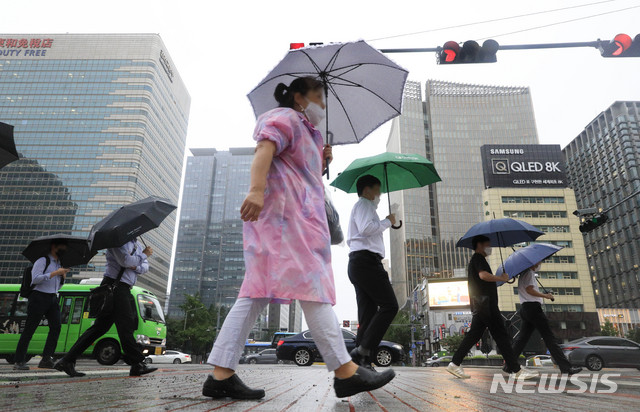 [서울=뉴시스] 박민석 기자 = 서울 등 중북부 지방에서 많게는 120mm 이상까지 비가 내릴 것으로 예상되는 6일 오전 서울 종로구 세종대로 사거리에서 우산을 쓴 시민들이 발걸음을 옮기고 있다. 2020.08.06.&nbsp; mspark@newsis.com