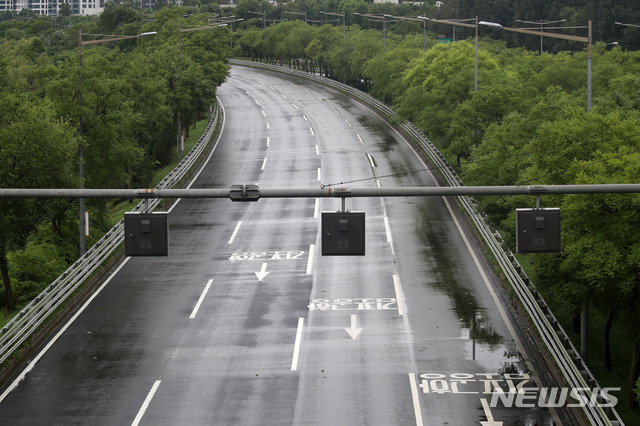 [서울=뉴시스] 고범준 기자 = 집중호우로 팔당댐과 소양강댐 방류량이 늘면서 한강의 수위가 높아지며 주요 도로의 통제구간이 늘어나고 있는 6일 오전 서울 동작대교에서 바라본 올림픽대로 양방향 구간이 통제되고 있다. 2020.08.06. bjko@newsis.com