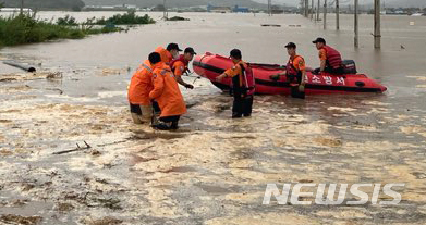 [서울=뉴시스] 철원지역에 최대 700㎜에 가까운 기록적인 물폭탄이 쏟아지면서 5일 한탄강 본류가 범람해 동송읍 이길리와 갈말읍 정연리 마을이 물에 잠겨 철원소방서 소방대원들이 구조작업 준비를 하고 있다. (사진=철원소방서 제공). 2020.08.06. photo@newsis.com