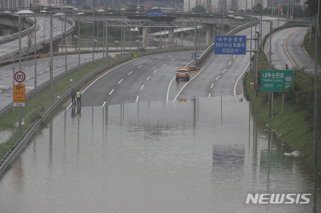 [서울=뉴시스] 조수정 기자 = 서울 동부간선·강변북로·내부순환·올림픽대로 등 곳곳이 통제된 6일 서울 성동교 인근 동부간선도로에서 갑작스레 물이 차오르고 있다. 2020.08.06. chocrystal@newsis.com