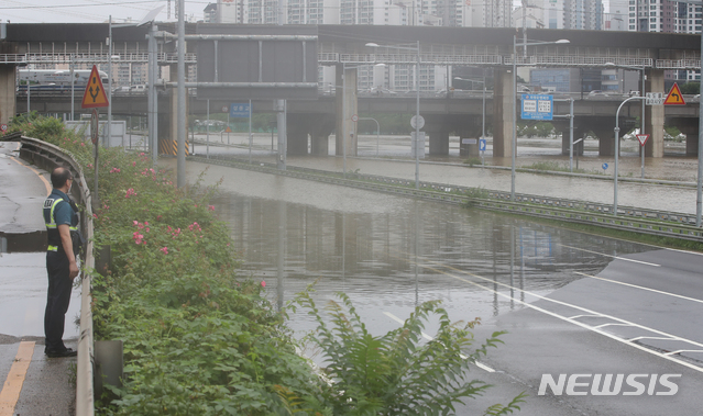 [서울=뉴시스] 조수정 기자 = 폭우로 동부간선로·강변북로·내부순환로·올림픽대로 등 곳곳이 통제된 6일 서울 성동교 인근 동부간선도로에서 갑작스레 물이 차오르고 있다. 2020.08.06.&nbsp; chocrystal@newsis.com
