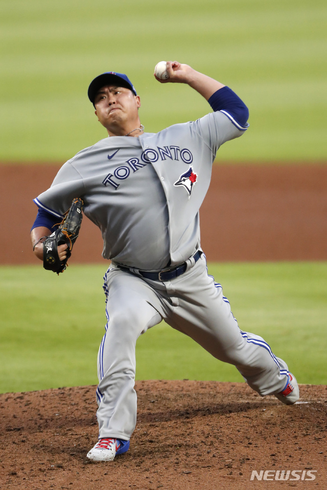 [애틀랜타=AP/뉴시스]토론토 블루제이스 선발 류현진이 5일(현지시간) 미 조지아주 애틀랜타 트루이스트 파크에서 열린 미프로야구(MLB) 애틀랜타 브레이브스와의 경기 4회 투구하고 있다. 류현진은 5이닝 1피안타 8삼진 무실점을 기록했으며 팀이 2-0으로 앞선 6회 교체됐다. 2020.08.06.