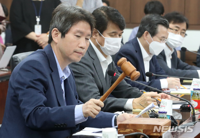 [서울=뉴시스]김명원 기자 = 이인영 통일부 장관이 6일 오전 서울 종로구 정부서울청사에서 열린 제316차 남북교류협력추진협의회에서 참석해 개회하며 의사봉을 두드리고 있다. 2020.08.06. kmx1105@newsis.com