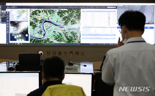 [서울=뉴시스] 고범준 기자 = 집중호우로 팔당댐과 소양강댐 방류량이 늘면서 한강의 수위가 높아지고 있는 6일 오전 서울 서초구 한강홍수통제소 홍수통제상황실에서 직원들이 분주히 업무를 보고 있다. 2020.08.06. bjko@newsis.com