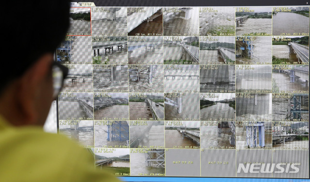 [서울=뉴시스] 고범준 기자 = 집중호우로 팔당댐과 소양강댐 방류량이 늘면서 한강의 수위가 높아지고 있는 6일 오전 서울 서초구 한강홍수통제소 홍수통제상황실에서 직원들이 분주히 업무를 보고 있다. 2020.08.06.&nbsp; bjko@newsis.com