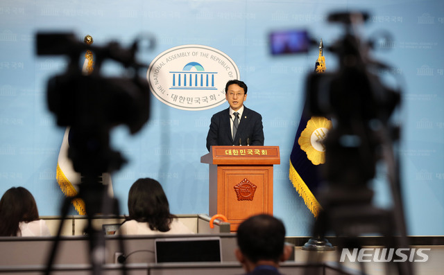 [서울=뉴시스]김선웅 기자 = 천준호 더불어민주당 의원(국회 국토교통위원회 소속, 서울 강북 갑)이 6일 서울 여의도 국회 소통관에서 공직자 부동산이해충돌방지법 발의 관련 기자회견을 하고 있다. 법안에는 1가구 2주택 이상 다주택을 소유하고 있거나 고액의 부동산 재산을 보유한 경우 부동산의 직무관련성 심사를 받도록 하는 내용이 담겼다. 재산공개대상자도 부동산 관련 업무를 담당하는 기획재정부, 국토교통부, 금융위원회 및 지방자치단체의 3급 이상 공무원으로 확대된다. 2020.08.06. mangusta@newsis.com