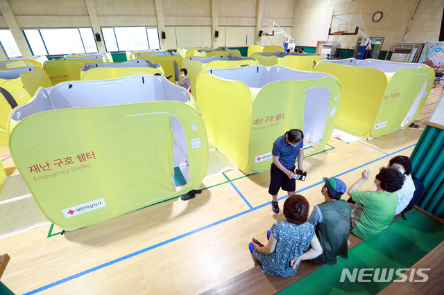 [철원=뉴시스] 이영환 기자 = 강원도 철원에 닷새간 700mm에 가까운 폭우가 내린 가운데 침수피해를 입은 강원도 철원군 동송읍 이길리 마을 주민들이 6일 오전 대피소인 오덕초등학교 체육관에서 대기하고 있다. 2020.08.06.&nbsp; 20hwan@newsis.com