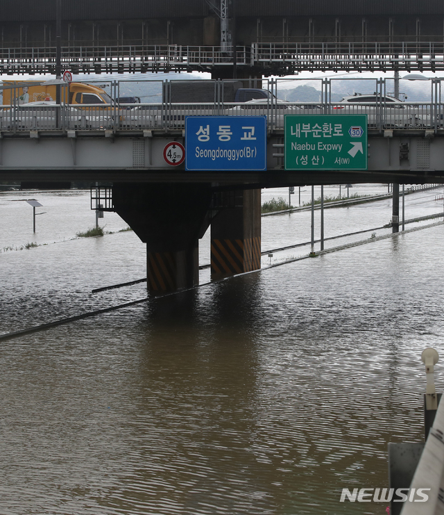 [서울=뉴시스] 조수정 기자 = 폭우로 동부간선로·강변북로·내부순환로·올림픽대로 등 곳곳이 통제된 6일 서울 성동교 인근 침수된 동부간선도로 위로 우회로가 정체되고 있다. 2020.08.06. chocrystal@newsis.com