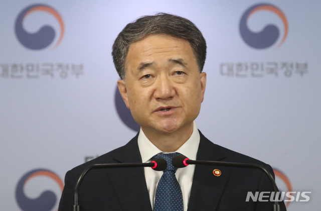 [서울=뉴시스]김명원 기자 = 박능후 보건복지부 장관이 6일 오전 서울 종로구 정부서울청사 합동브리핑실에서 의료계 집단휴진 추진 관련 대국민 담화문 발표를 하고 있다. 2020.08.06.  kmx1105@newsis.com