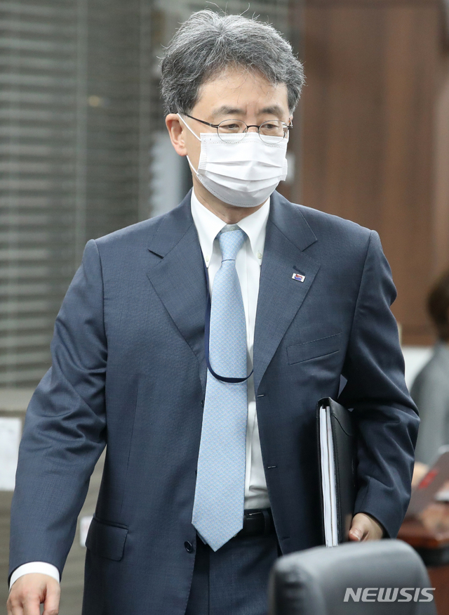 [서울=뉴시스]김명원 기자 = 김현종 청와대 국가안보실 제2차장이 6일 오전 서울 종로구 정부서울청사에서 열린 제316차 남북교류협력추진협의회에 참석하고 있다. 2020.08.06.&nbsp; kmx1105@newsis.com