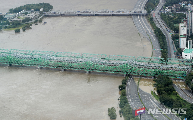 [서울=뉴시스]홍효식 기자 = 집중호우로 출근길 서울 주요 도로 곳곳이 통제된 6일 오전 서울 영등포구 63아트에서 바라본 올림픽대로가 비어있다. 2020.08.06. yesphoto@newsis.com