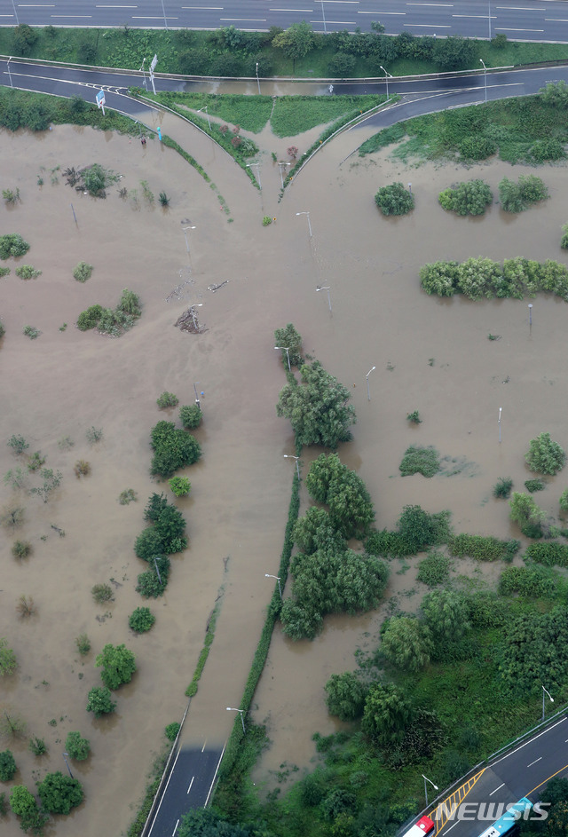 [서울=뉴시스]홍효식 기자 = 한강 본류에 홍수주의보가 9년 만에 발령된 지난 6일 서울 영등포구 63아트에서 바라본 인근도로가 한강물에 잠겨있다. 2020.08.06. yesphoto@newsis.com