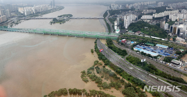 [서울=뉴시스]홍효식 기자 = 집중호우로 출근길 서울 주요 도로 곳곳이 통제된 지난 6일 오전 서울 영등포구 63아트에서 바라본 올림픽대로가 비어있다. 2020.08.06. yesphoto@newsis.com