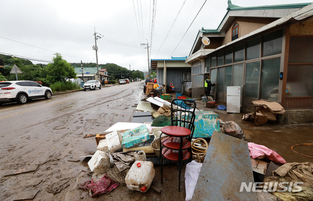 [철원=뉴시스] 이영환 기자 = 6일 오전 집중호우로 침수피해를 입은 강원도 철원군 김화읍 생창리에서 주민들이 복구작업을 하고 있다.&nbsp; 2020.08.06. 20hwan@newsis.com