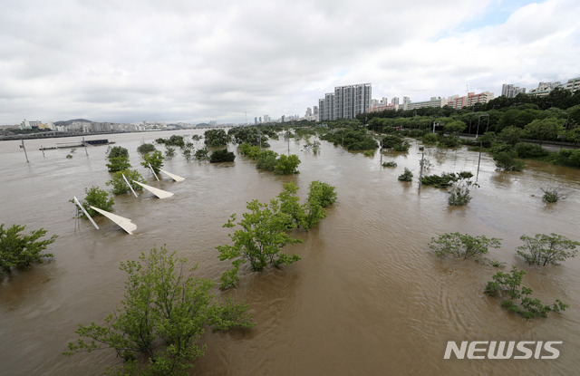 [서울=뉴시스] 고범준 기자 = 집중호우로 팔당댐과 소양강댐 방류량이 늘면서 한강의 수위가 높아지고 있는 6일 서울 서초구 반포한강공원 산책로가 물에 잠겨 있다. 2020.08.06. bjko@newsis.com
