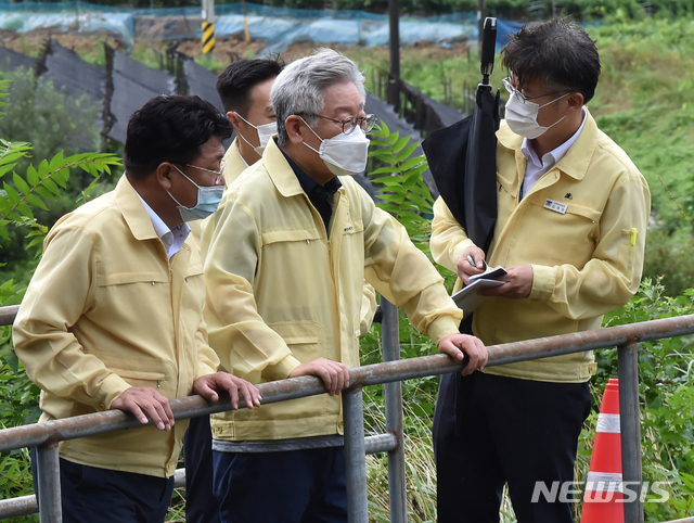 [이천=뉴시스] 김종택기자 = 이재명 경기도지사가 6일 오전 경기 이천시 율면 산양1리 수해현장을 둘러보고 있다. 2020.08.06.semail3778@naver.com