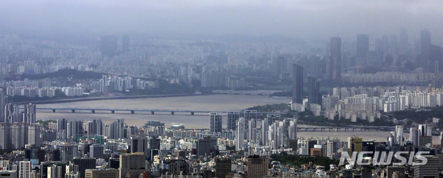 [서울=뉴시스] 최진석 기자 = 한강 본류인 한강대교에 홍수주의보가 내려진 지난 6일 서울 롯데월드타워에서 바라본 한강이 수위가 높아지고 있다. 2020.08.06.myjs@newsis.com