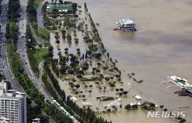 [서울=뉴시스] 최진석 기자 = 한강 본류인 한강대교에 홍수주의보가 내려진 6일 서울 롯데월드타워에서 바라본 한강이 수위가 상승하며 한강공원이 침수되고 있다. 2020.08.06.myjs@newsis.com