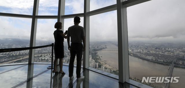 [서울=뉴시스] 최진석 기자 = 한강 본류인 한강대교에 홍수주의보가 내려진 6일 서울 롯데월드타워에서 바라본 한강이 수위가 높아지고 있다. 2020.08.06.myjs@newsis.com