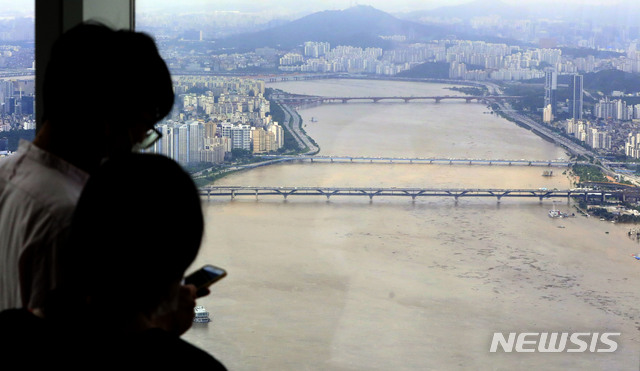 [서울=뉴시스] 최진석 기자 = 한강 본류인 한강대교에 홍수주의보가 내려진 지난 6일 서울 롯데월드타워에서 바라본 한강이 수위가 높아지고 있다. 2020.08.06. myjs@newsis.com