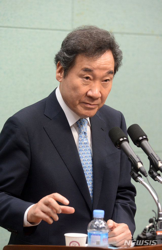 [전주=뉴시스] 김얼 기자 = 더불어민주당 당대표 선거에 출마한 이낙연 의원이 6일 전북 전주시 전북도의회 브리핑룸에서 당대표 출마 기자회견을 열고 질의에 답변하고 있다. 2020.08.06.pmkeul@newsis.com