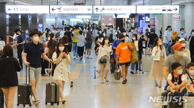 [제주=뉴시스]우장호 기자 = 본격적인 여름 휴가철인 6일 제주국제공항 1층 도착장에 마스크를 쓴 관광객들이 렌터카 보관소로 이동하고 있다. 2020.08.06.   woo1223@newsis.com