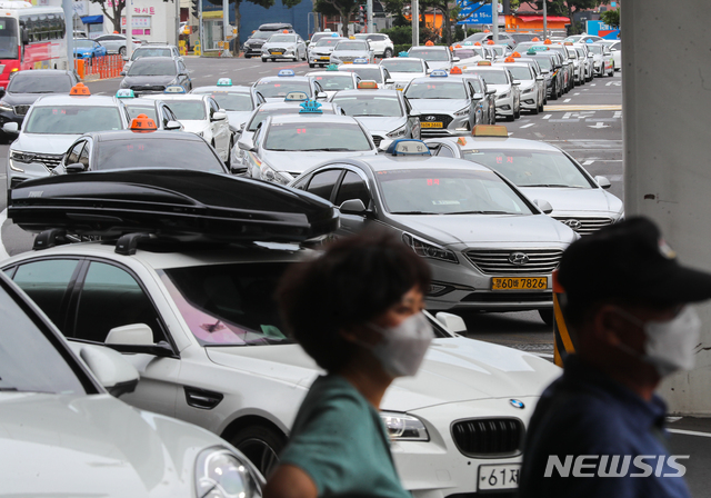 코로나로 승객급감…버스·택시 운행연한 1년 연장한다 