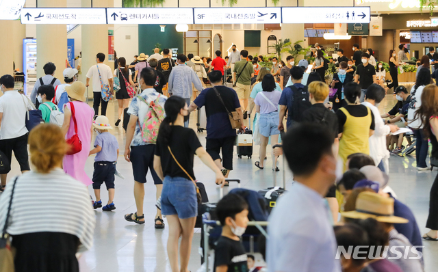 [제주=뉴시스]우장호 기자 = 본격적인 여름 휴가철이었던 지난 6일 제주국제공항 1층 도착장에 마스크를 쓴 관광객들이 렌터카 보관소로 이동하고 있다. 2020.08.06. woo1223@newsis.com