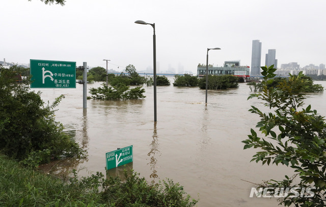 [서울=뉴시스] 고범준 기자 = 집중호우로 팔당댐과 소양강댐 방류량이 늘면서 한강의 수위가 높아지고 있는 6일 서울 서초구 반포한강공원 산책로가 물에 잠겨 있다. 2020.08.06.&nbsp; bjko@newsis.com