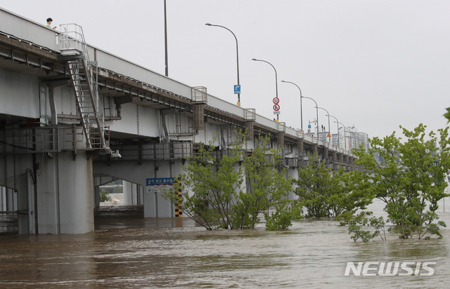 [서울=뉴시스] 고범준 기자 = 집중호우로 팔당댐과 소양강댐 방류량이 늘면서 한강의 수위가 높아지고 있는 6일 오후 서울 잠수교가 닷새째 전면 통제되고 있다. 2020.08.06.&nbsp; bjko@newsis.com