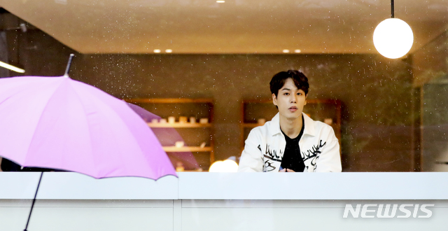 [서울=뉴시스] 최진석 기자 = tvN 뮤지컬 오디션 '더블캐스팅' 우승자 겸 '베르테르' 주연 나현우가 6일 서울 강남구 신사동 한 카페에서 뉴시스와 인터뷰를 하고 있다. . myjs@newsis.com