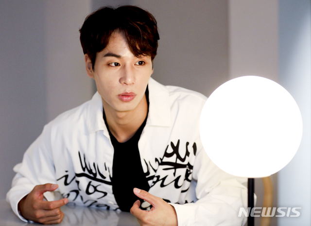 [서울=뉴시스] 최진석 기자 = tvN 뮤지컬 오디션 '더블캐스팅' 우승자 겸 '베르테르' 주연 나현우가 6일 서울 강남구 신사동 한 카페에서 뉴시스와 인터뷰를 하고 있다. . myjs@newsis.com