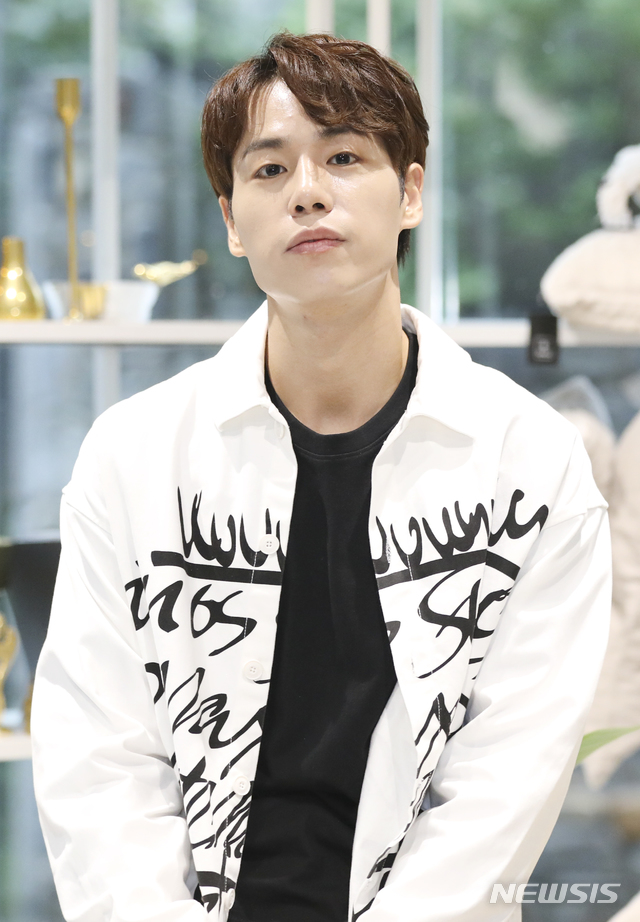 [서울=뉴시스] 최진석 기자 = tvN 뮤지컬 오디션 '더블캐스팅' 우승자 겸 '베르테르' 주연 나현우가 6일 서울 강남구 신사동 한 카페에서 뉴시스와 인터뷰를 하고 있다. . myjs@newsis.com