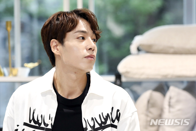 [서울=뉴시스] 최진석 기자 = tvN 뮤지컬 오디션 '더블캐스팅' 우승자 겸 '베르테르' 주연 나현우가 6일 서울 강남구 신사동 한 카페에서 뉴시스와 인터뷰를 하고 있다. . myjs@newsis.com